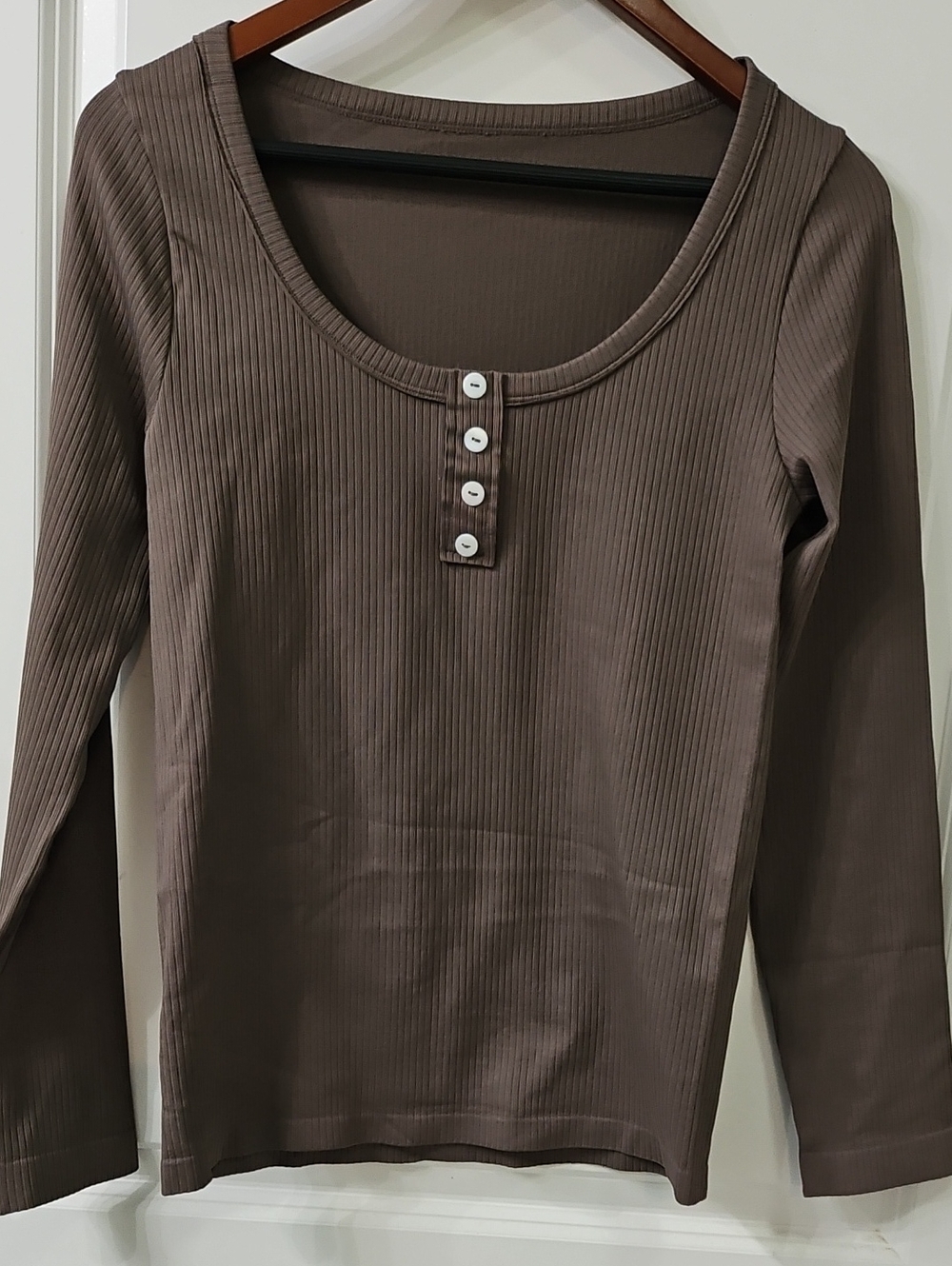 Ribbed Scoop-Neck Long Sleeve Top in Taupe